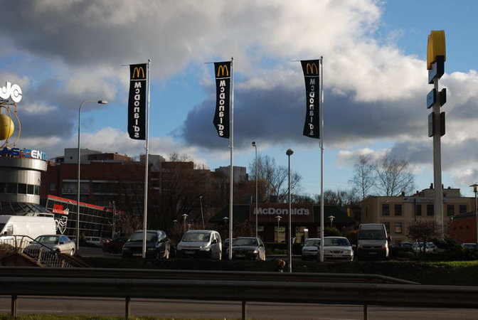 Klaaskiust lipumast ärihoone juures